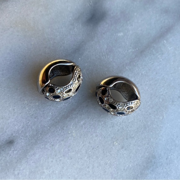 Beautiful dainty silver tone earrings - Picture 4 of 6